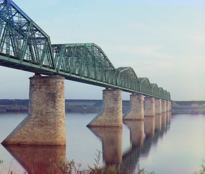 Puente de celosía metálica del Ferrocarril Transiberiano sobre pilares de piedra, sobre el río Kama cerca de Perm en los Montes Urales de Sergey Prokudin Gorsky